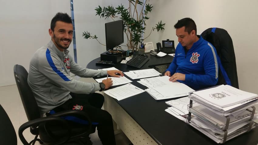 Uendel assinou contrato com o Corinthians nesta quinta-feira (Foto: Divulgação)