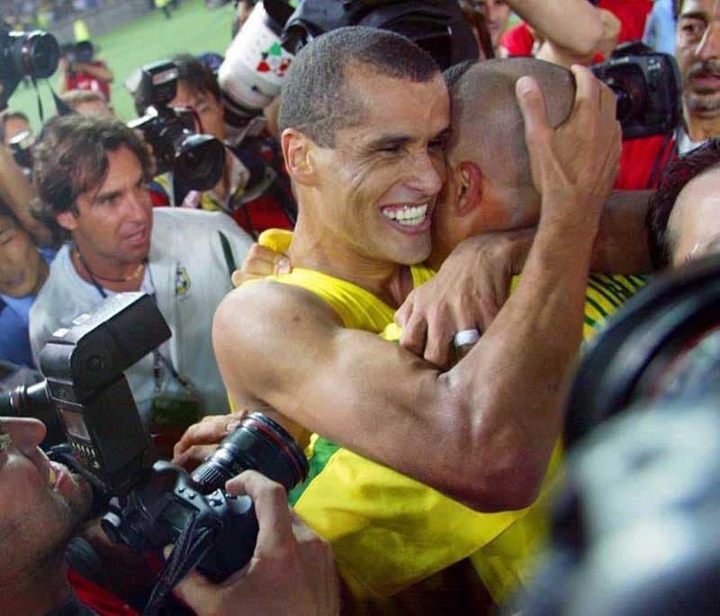 Protagonistas do penta, Rivaldo e Ronaldo comemoram a conquista de 2002 no Japão