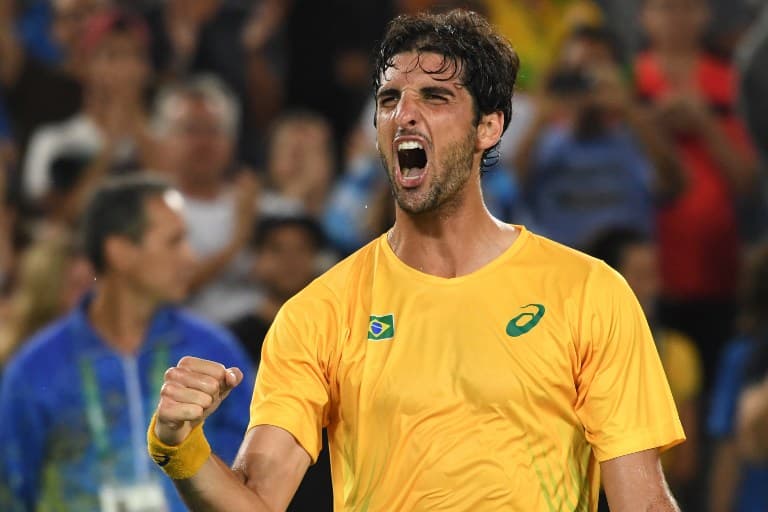 Thomaz Bellucci vibra após derrotar Pablo Cuevas no Rio