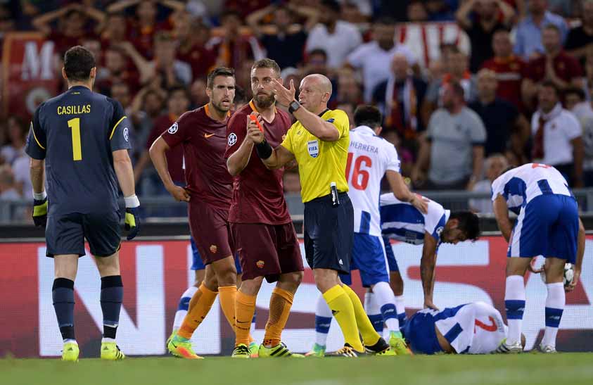 Expulsão do volante De Rossi - Roma x Porto