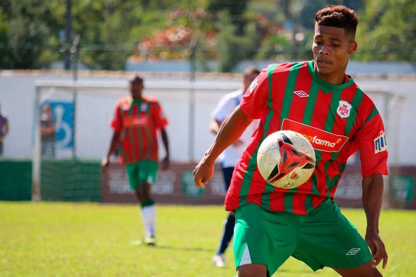 Willian pertence ao Santos e planeja voltar para a Vila