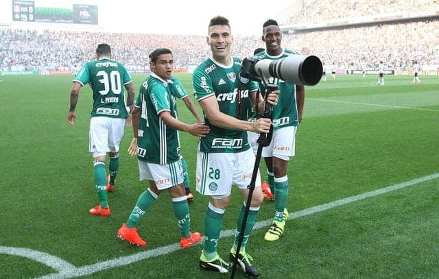 Moisés comemora o gol no Dérbi com a câmera do fotógrafo do clube