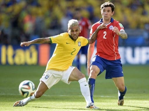 Eugenio Mena e Daniel Alves - Brasil x Chile 2014