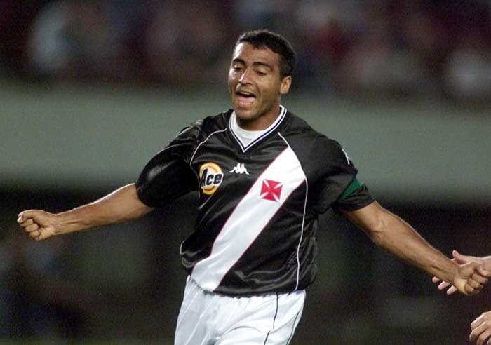 Romário foi ídolo no Vasco. Ao todo, balançou a rede adversária 324 vezes pelo Cruz Maltino e nele marcou seu milésimo gol