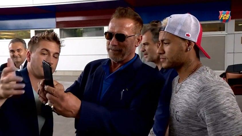 Encontro de astros: Schwarzenegger visita o Barcelona e tira selfie com Neymar