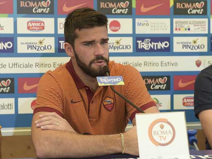 Alisson com a camisa da Roma