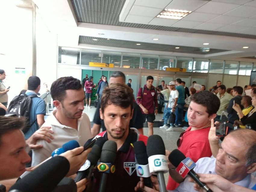 Rodrigo Caio no desembarque do São Paulo