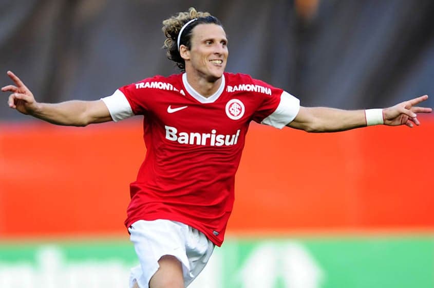 Diego Forlán (Inter-RS) pediu valores referentes à rescisão de seu contrato na Justiça