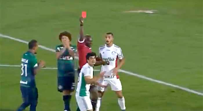 Chapecoense 5x1 Palmeiras - 1/7/2015 - Árbitro volta atrás em expulsão de Egídio