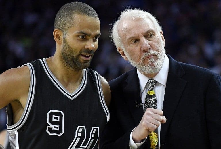 Gregg Popovich orienta Tony Parker na vitória do San Antonio Spurs