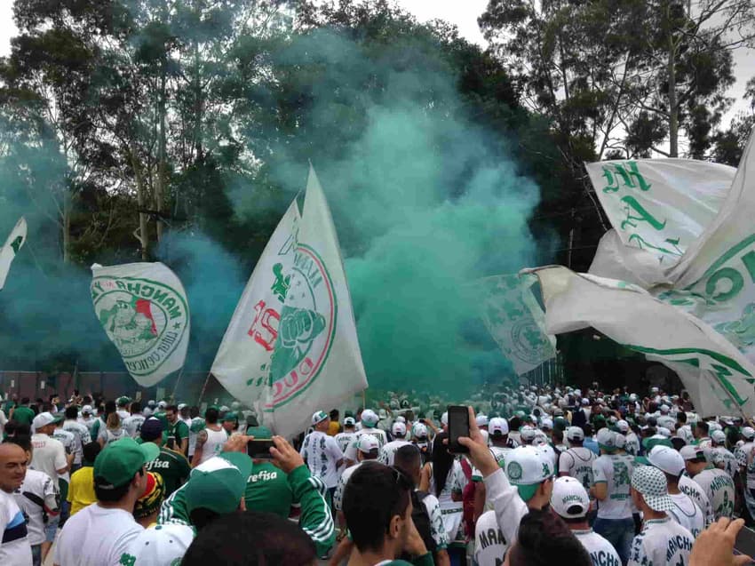 Festa da torcida em frente à Academia
