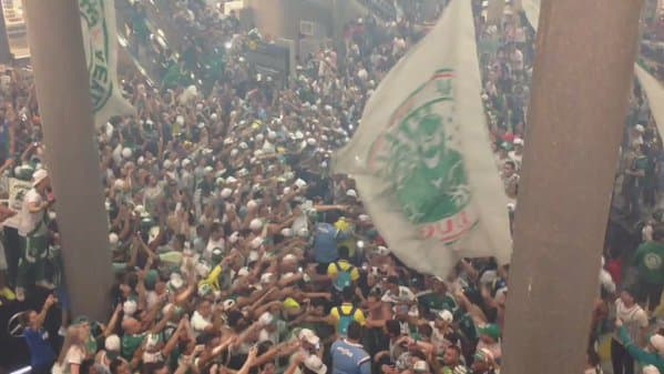 Torcida do Palmeiras em embarque