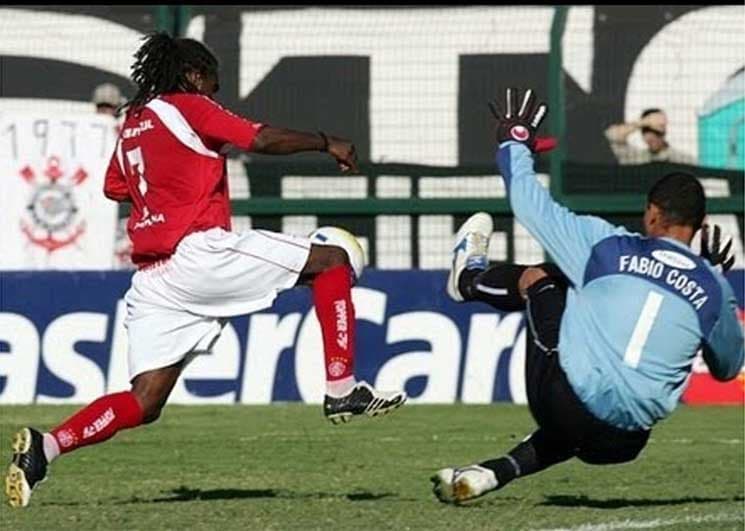 Envolvidos em uma séria de polêmicas recentes, Corinthians e Internacional protagonizam uma das maiores rivalidades do país. Confronto no Brasileiro de 2005 foi o marco da relação.&nbsp;O duelo deste domingo, em Itaquera, às 16 horas, poderá ser mais um capítulo do confronto, pois uma vitória coloca os colorados na liderança da competição. Sendo assim, o LANCE! listou os dez principais jogos envolvendo essas duas equipes. Confira a seguir...