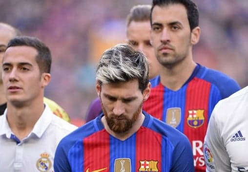 Messi duranto o minuto de silêncio - Barcelona x Real Madrid