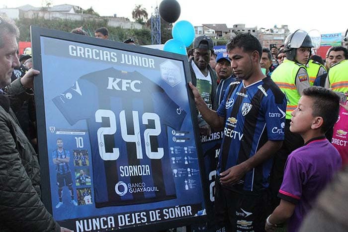 JUNIOR SORNOZA RECEBE PLACA