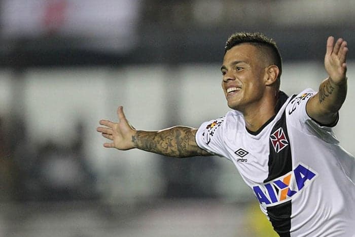 Bernardo - Com a camisa do Vasco