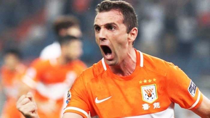 Montillo comemorando pelo Shandong Luneng