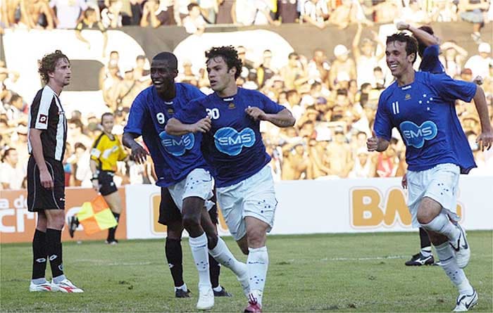 Kleber imitando galinha pelo Cruzeiro