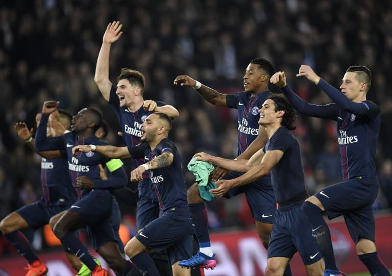 Os jogadores do PSG comemoram a goleada histórica sobre o Barcelona