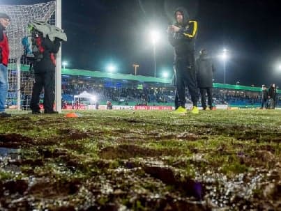 Gramado congelado impediu realização da partida (Foto: Reprodução / Twitter)
