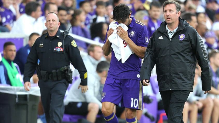 Kaká saindo lesionado