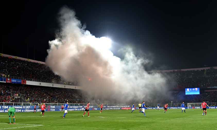 Torcida da Albânia joga sinalizadores - Itália x Albânia