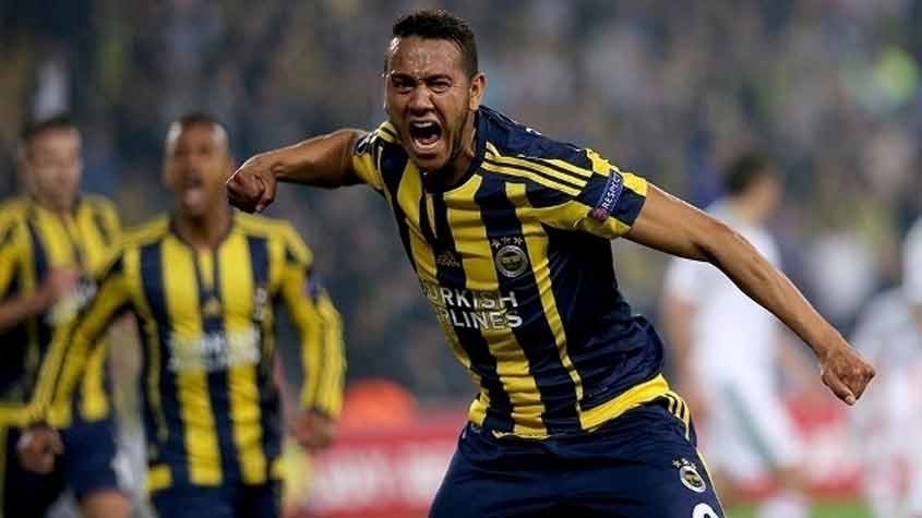 Souza, com a camisa do Fenerbahçe