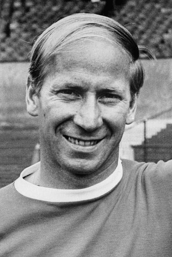 O maior ídolo do Manchester United em todos os tempos e o mais completo jogador do futebol inglês. Sir Bobby Charlton tem 249 gols pelos Diabos Vermelhos e defendeu esta camisa em 758 ocasiões