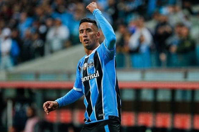 Lucas Barrios em ação pelo Grêmio.