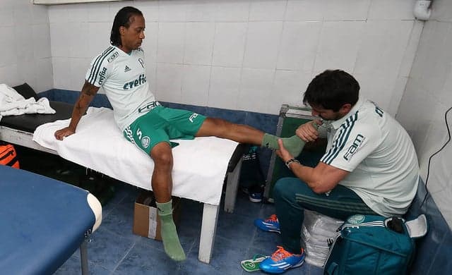 Arouca com o fisioterapeuta do Palmeiras, Jomar Ottoni (Foto: Cesar Greco/Palmeiras)