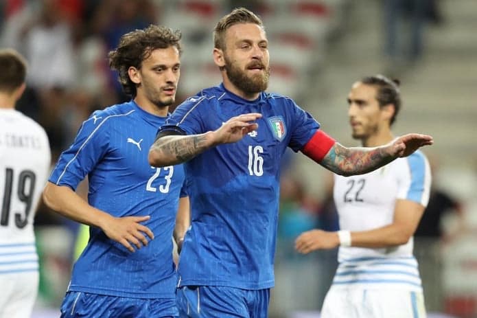 A Itália ganhou por 3 a 0. De Rossi comemora o terceiro gol italiano