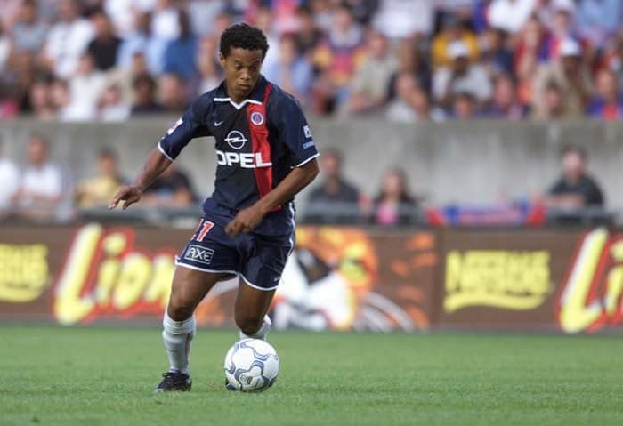 O maior craque brasileiro a vestir a camisa do PSG foi Ronaldinho Gaúcho. Isso logo depois que ele conseguiu na Justiça se liberar do Grêmio. Porém, após dois anos de desentendimentos com a comissão técnica e de alguns supostos casos de indisciplina