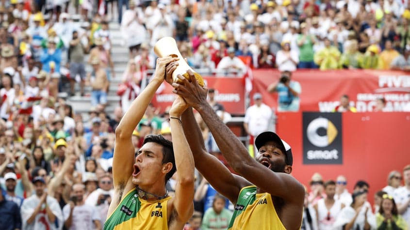 André (esq) e Evandro levantam troféu do título mundial de 2017