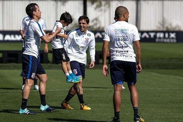 Filho de Fagner brinca em treino do Corinthians