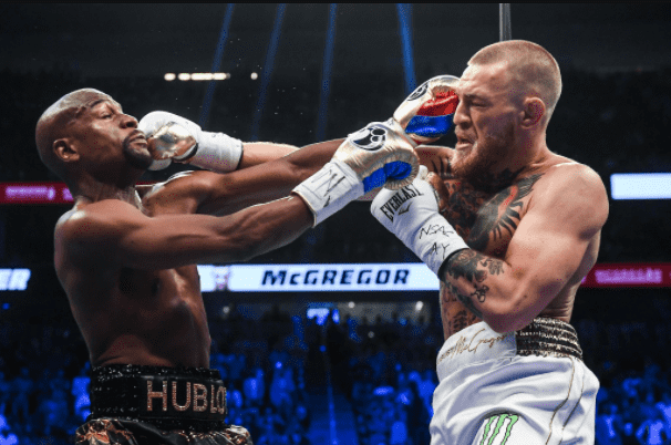 Floyd Mayweather Jr. nocauteou Conor McGregor em luta de dez rounds (FOTO: Reprodução/Twitter)