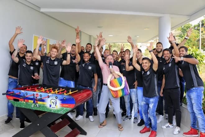 Elenco do Figueirense visita crianças no Hospital Infantil Joana de Gusmão, em Florianópolis