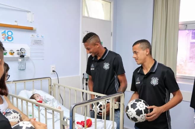 Elenco do Figueirense visita crianças no Hospital Infantil Joana de Gusmão, em Florianópolis