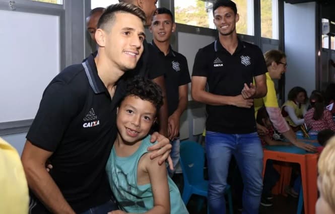 Elenco do Figueirense visita crianças no Hospital Infantil Joana de Gusmão, em Florianópolis