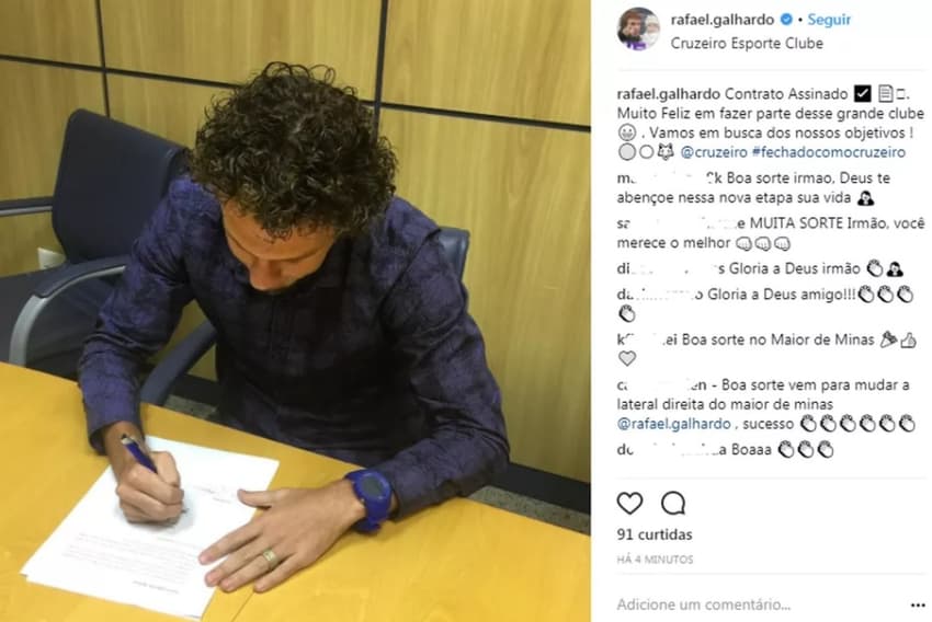 Rafael Galhardo publicou em seu Instagram uma foto do momento em que assina com o Cruzeiro