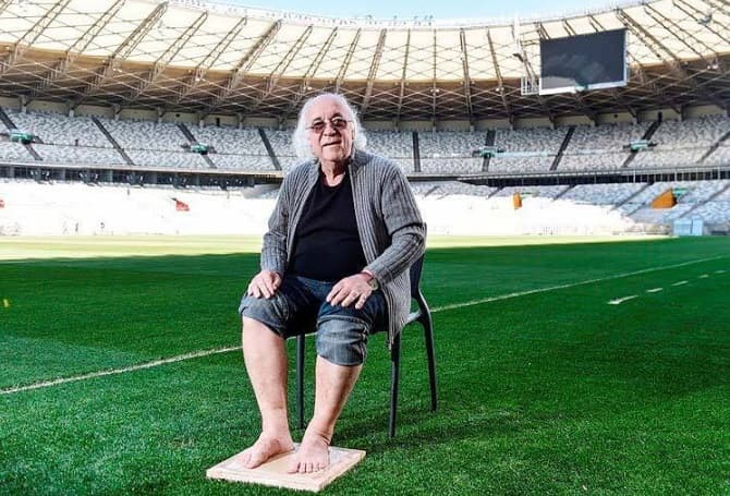 Tostão molda os pés em uma placa de bronze que será exibida no Museu Brasileiro do Futebol