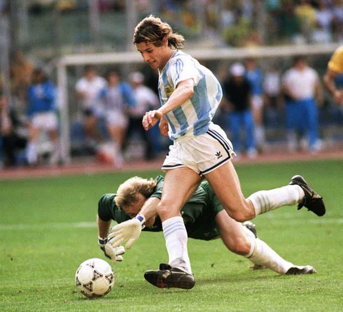 Claudio Caniggia é um dos mais famosos vilôes do futebol brasileiro. Ele fez o único gol na derrota para a Argentina nas oitavas de final da Copa do Mundo de 1990, aproveitando belo lançamento de Maradona. O atacante driblou Taffarel antes de empurrar