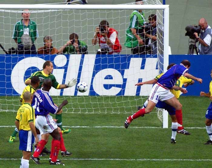 Zinedine Zidane é outro grande vilão do futebol brasileiro. Ele anotou dois gols na derrota de 3 a 0 para a França na final da Copa do Mundo de 1998