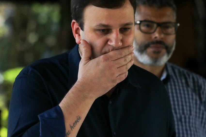 Vinícius Pinotti, com a mão cobrindo a boca, é um dos candidatos à vaga no Conselho Deliberativo do São Paulo