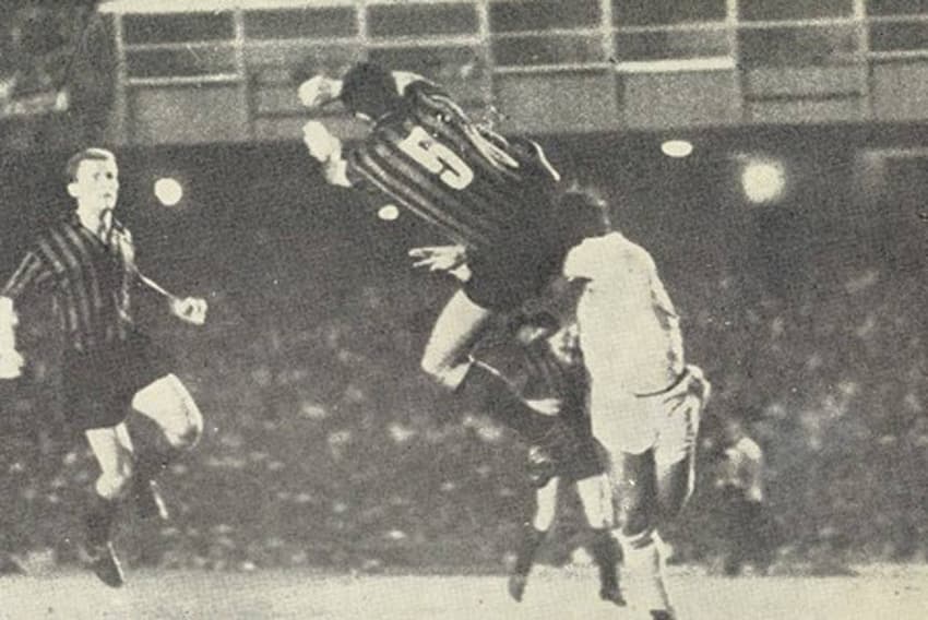 Mais uma vez o Santos decidiu o Mundial e venceu o Milan por 1 a 0 no jogo-desempate, no Maracanã. Dessa vez sem gol de Pelé