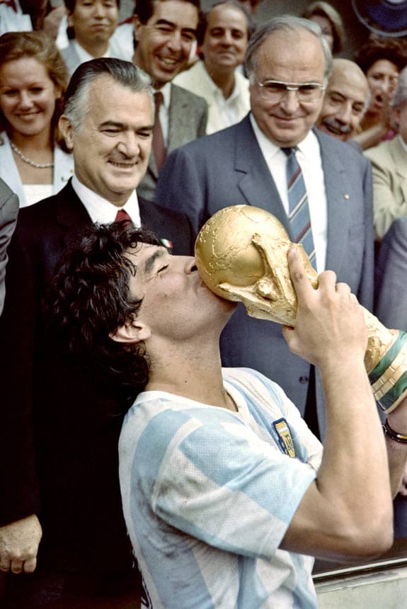 O controverso gol de Maradona ajudou a Argentina a ser campeã do mundo em 1986; relembre a &quot;mão de Deus&quot; (Foto: STAFF / AFP)