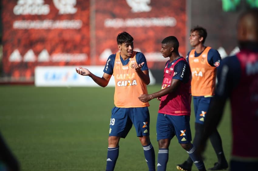 Paquetá conversa com Lincoln no treino. O meia pode ser titular, mas Diego estará à disposição