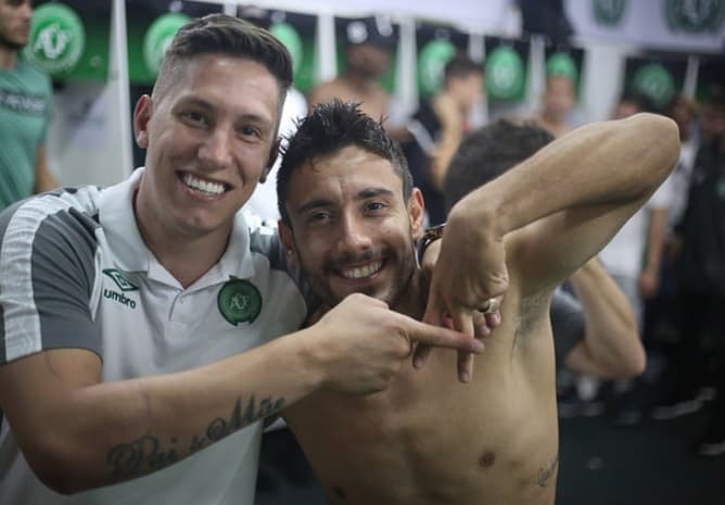 Jackson Follmann e Alan Ruschel, sobreviventes da tragédia aérea, também fizeram parte da festa no vestiário