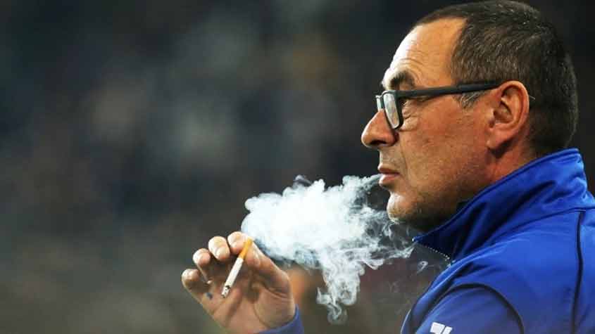 Maurizio Sarri fumando