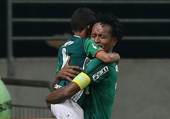 Zé Roberto se emociona ao abraçar Guilherme