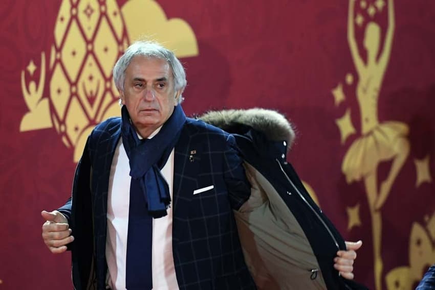 Olha o bósnio Vahid Halilhodzic, treinador do Japão, chegando